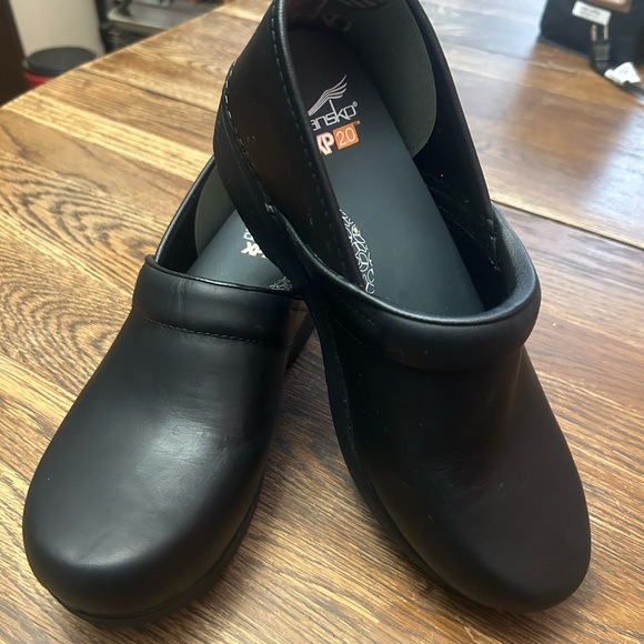 Dansko XP 2.0 Black Leather Clogs - Picture 2 of 3